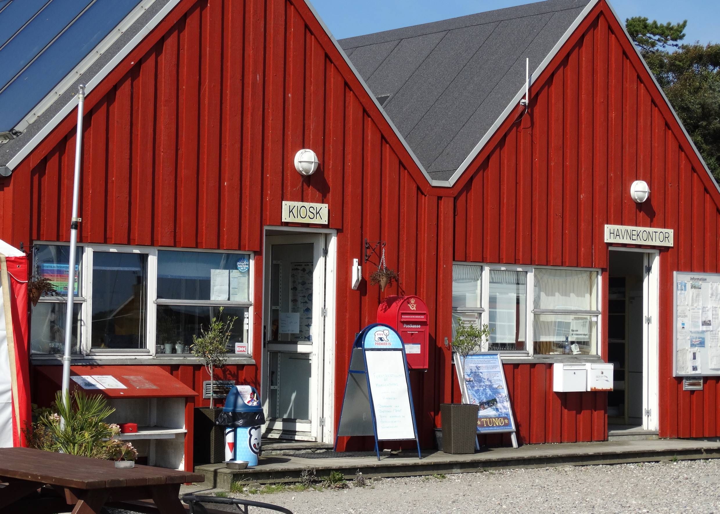Rotes Holzhaus mit dem Hafenkontor in Mårup Havn 