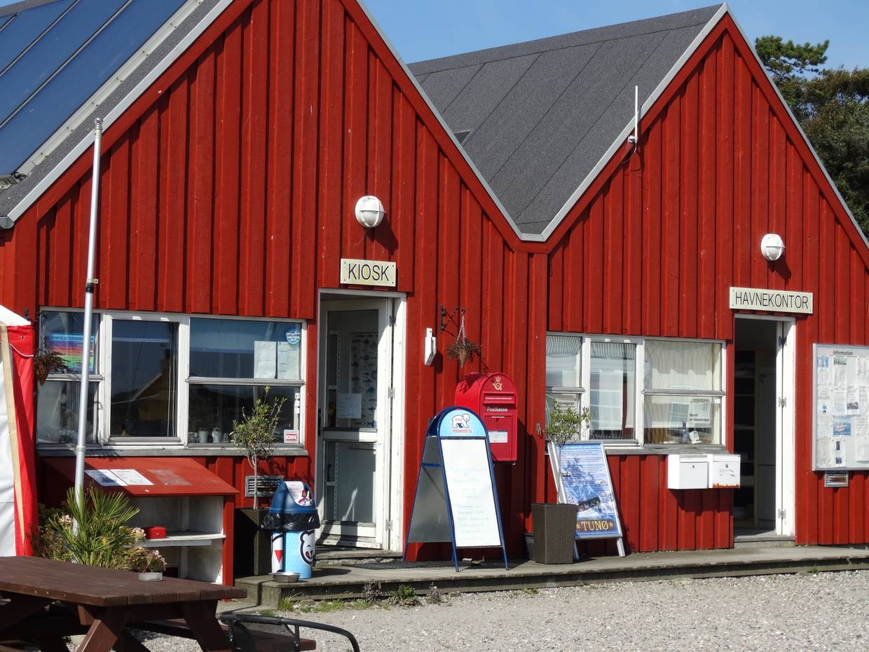 Rotes Holzhaus mit dem Hafenkontor in Mårup Havn 