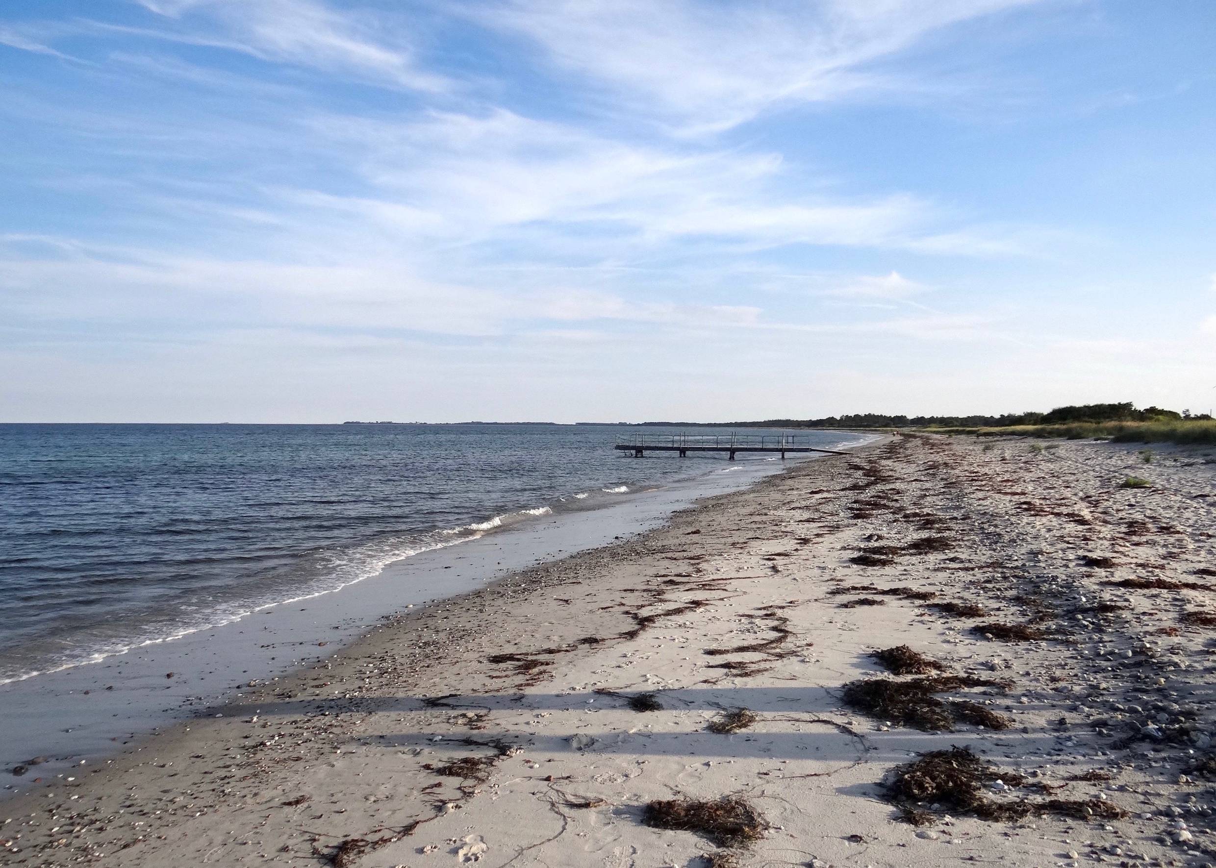 Weißer Sandtrand auf Samsø mit einem Badesteg
