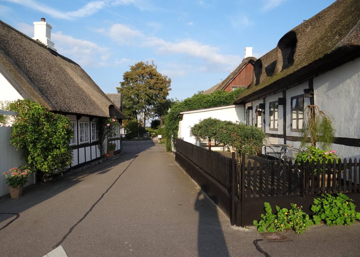 Schmale Straße zwischen zwei Ferienhäusern