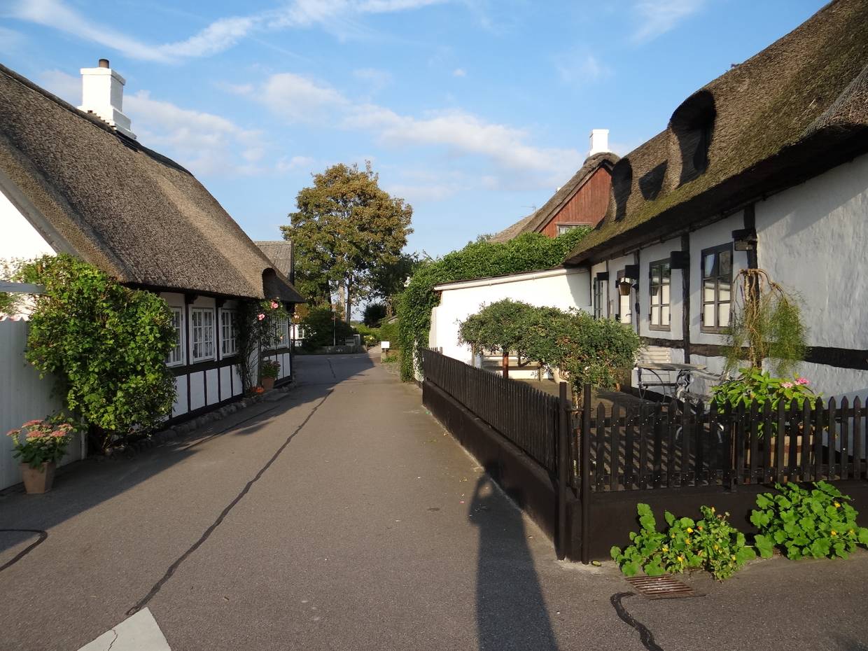 Schmale Straße zwischen zwei Ferienhäusern