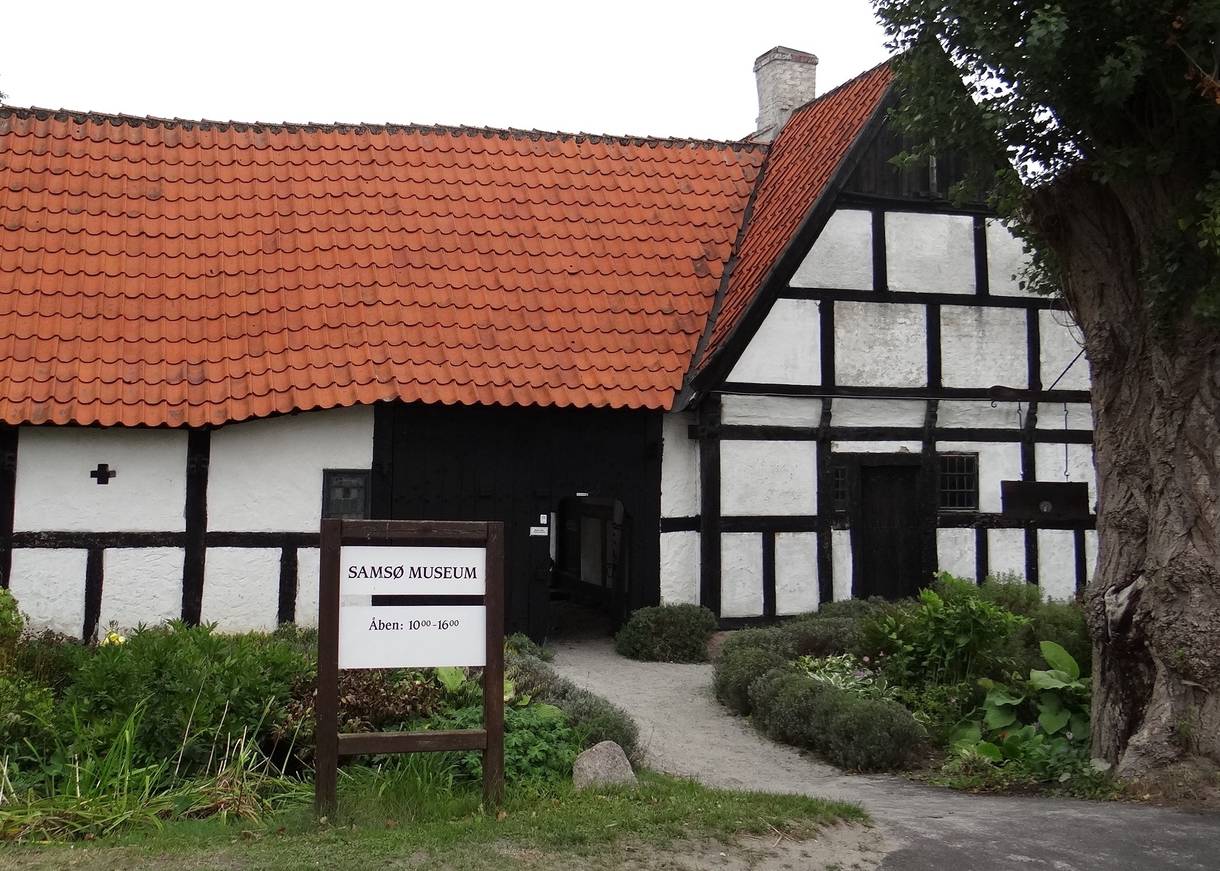 Weißer Fachwerkbauernhof
