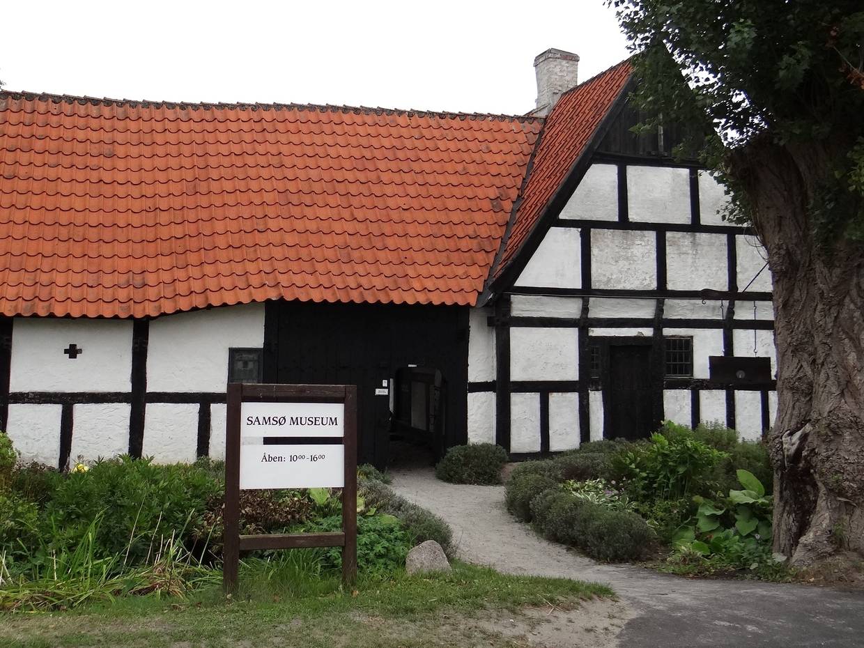 Weißer Fachwerkbauernhof