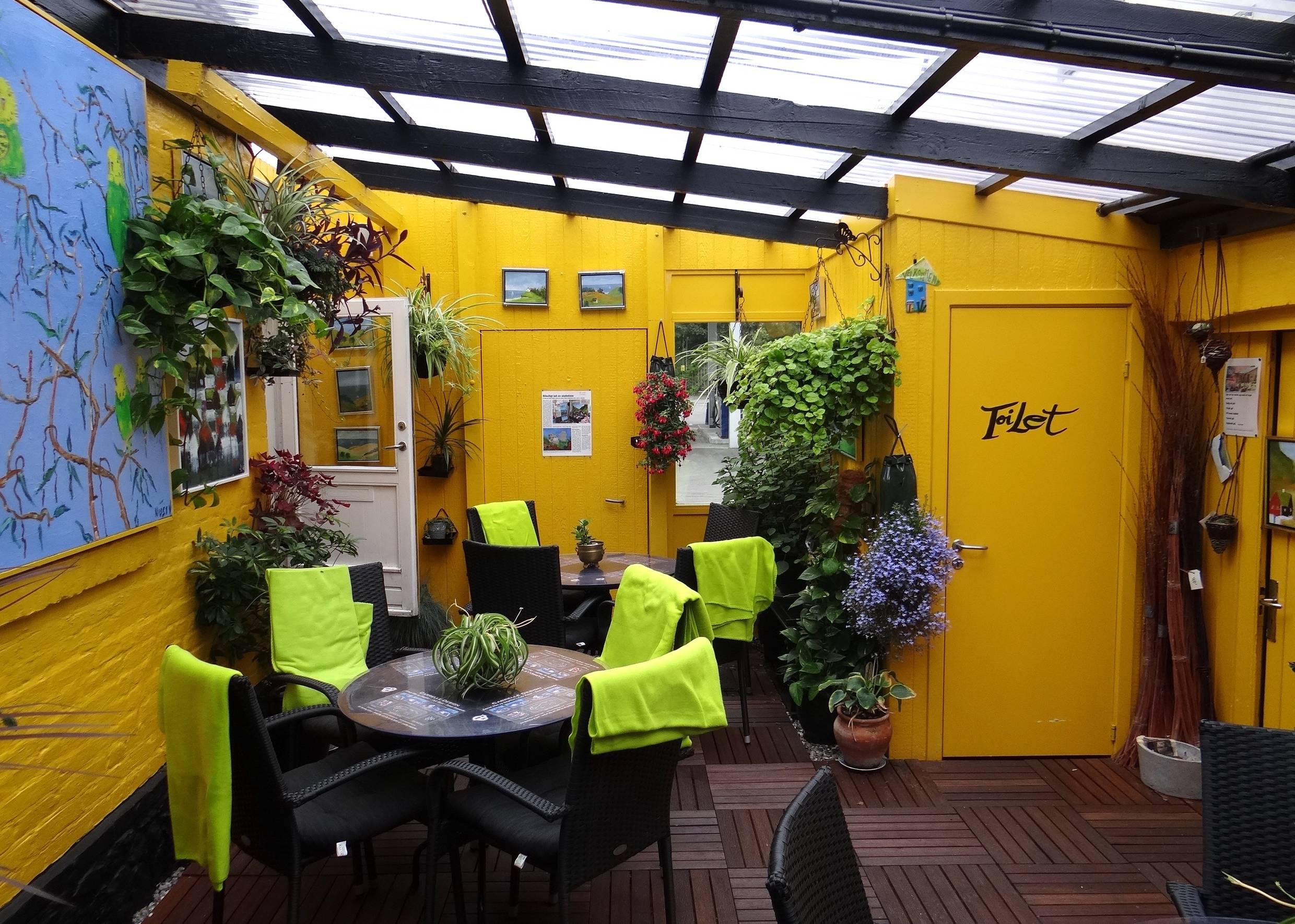 Gelbe gestrichener Raum in einem Café