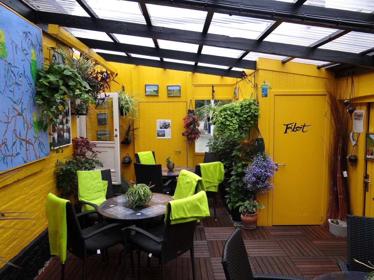 Gelbe gestrichener Raum in einem Café