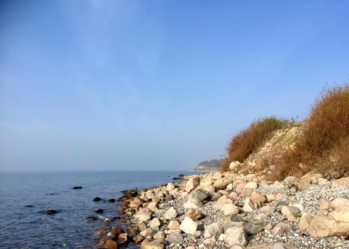 Meerblick entlang der steinigen Küste
