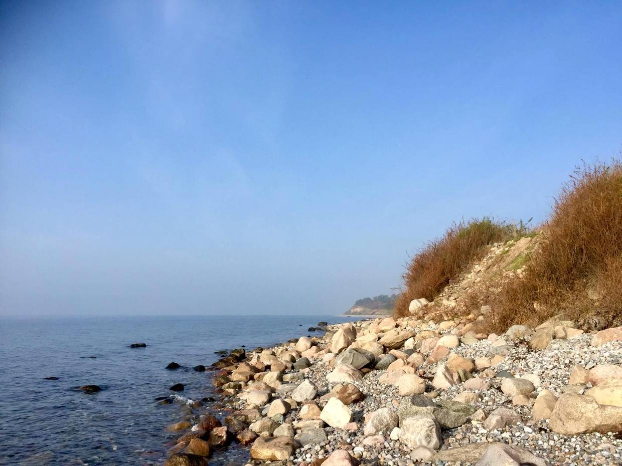Meerblick entlang der steinigen Küste