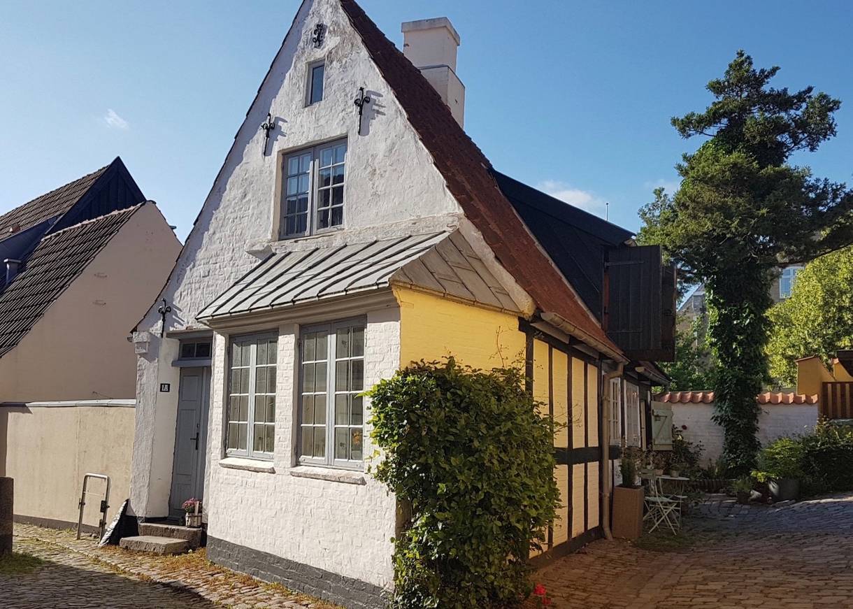 Kleines altes Wohnhaus an einer Kopfsteinpflastergasse