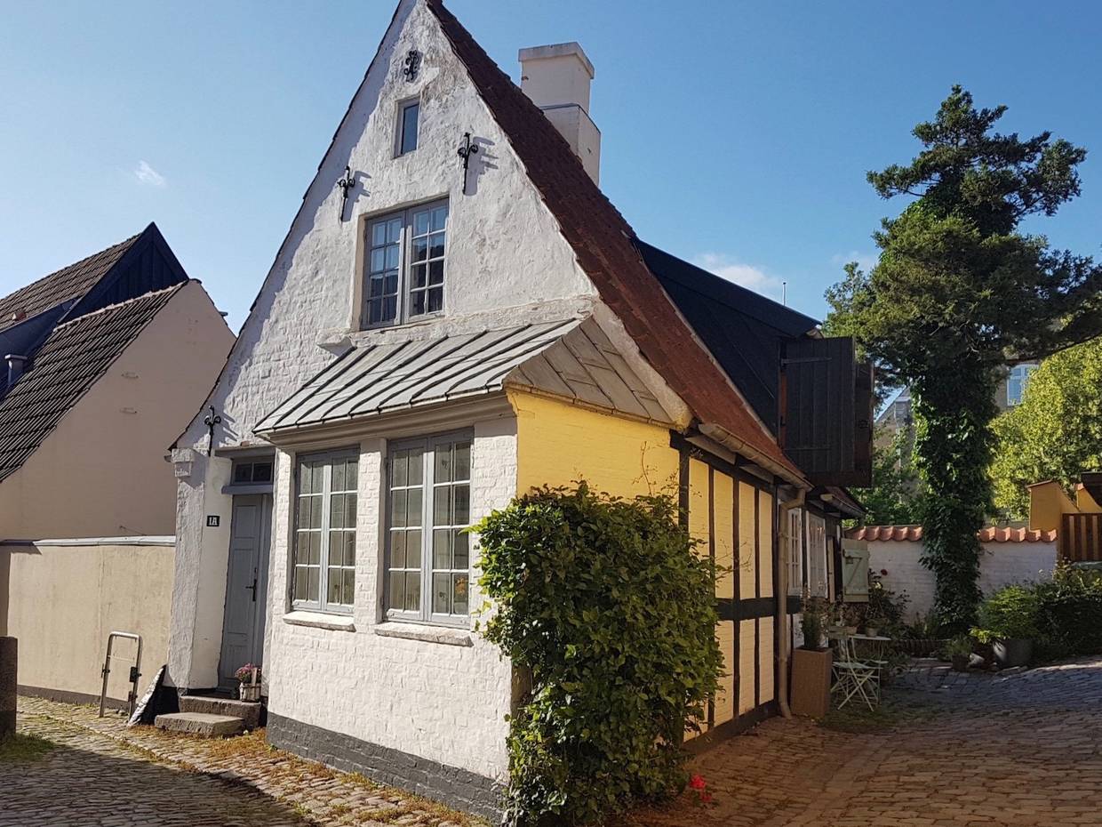Kleines altes Wohnhaus an einer Kopfsteinpflastergasse