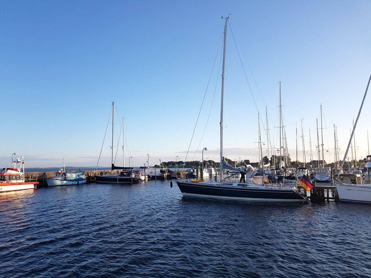 Blick auf einen Jachthafen mit zahlreichen Segelschiffen