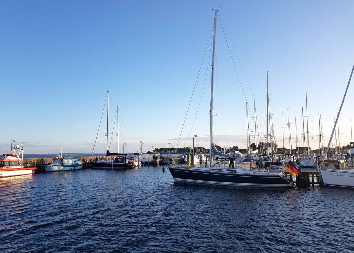 Blick auf einen Jachthafen mit zahlreichen Segelschiffen