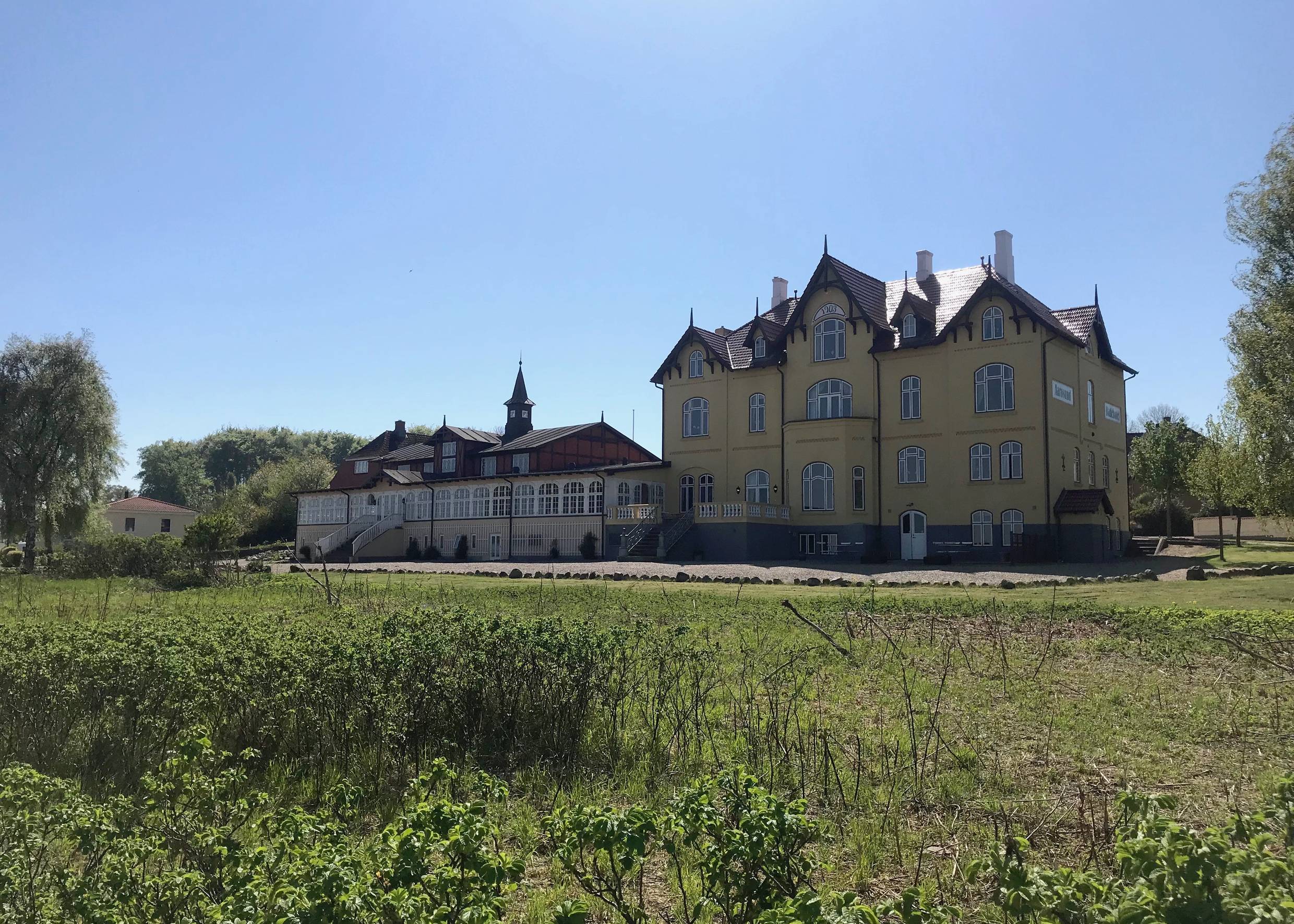 Gelbes altes Hotelgebäude direkt am Strand