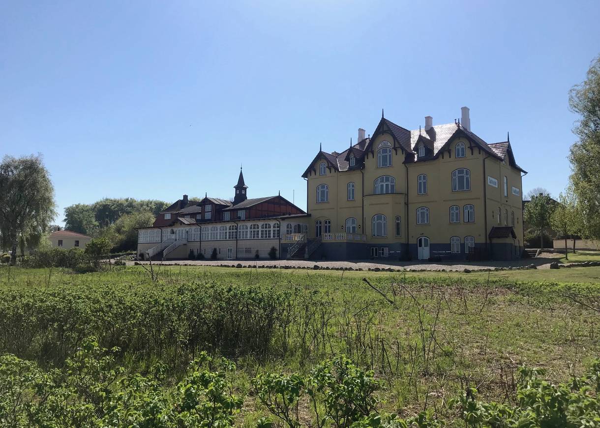 Gelbes altes Hotelgebäude direkt am Strand