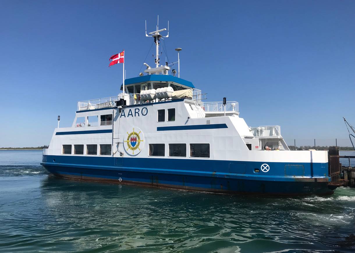 Blau-weißes kleines Fährschiff Aarø