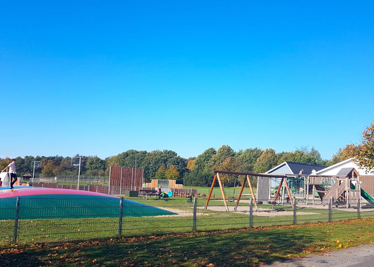 Hüpfkissen, Spielgeräte und eine Ballspielplatz