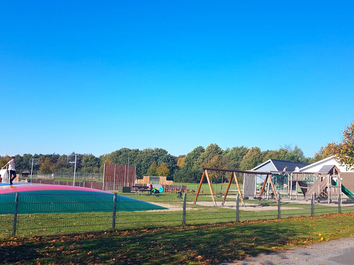 Hüpfkissen, Spielgeräte und eine Ballspielplatz
