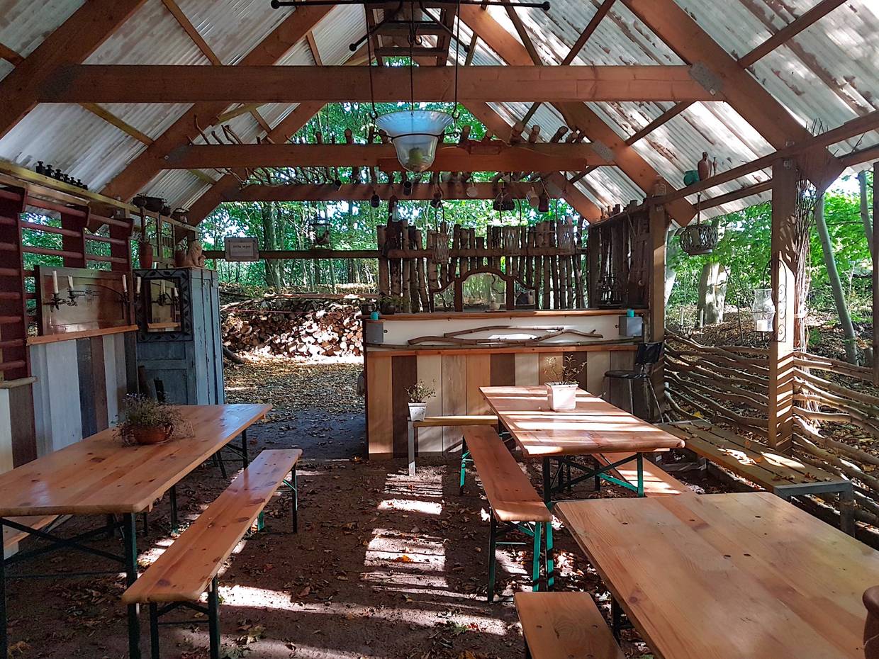 Uriges Gartenhaus mit Tischen und Bänken