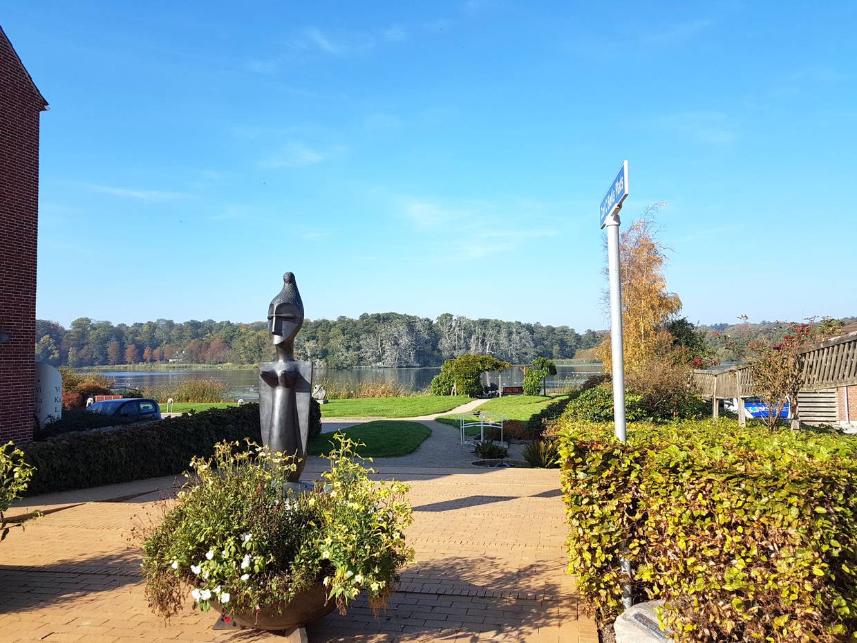 Aussicht über eine kleine Grünanlage zum See