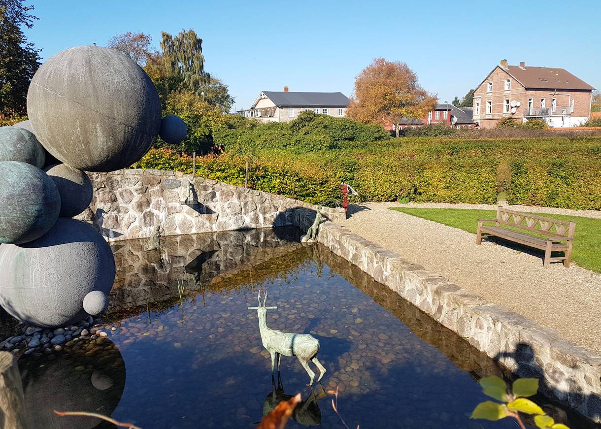 Brunnen mit Tierfiguren in einem Park