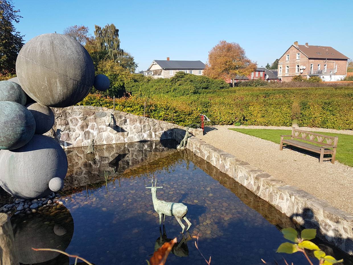 Brunnen mit Tierfiguren in einem Park