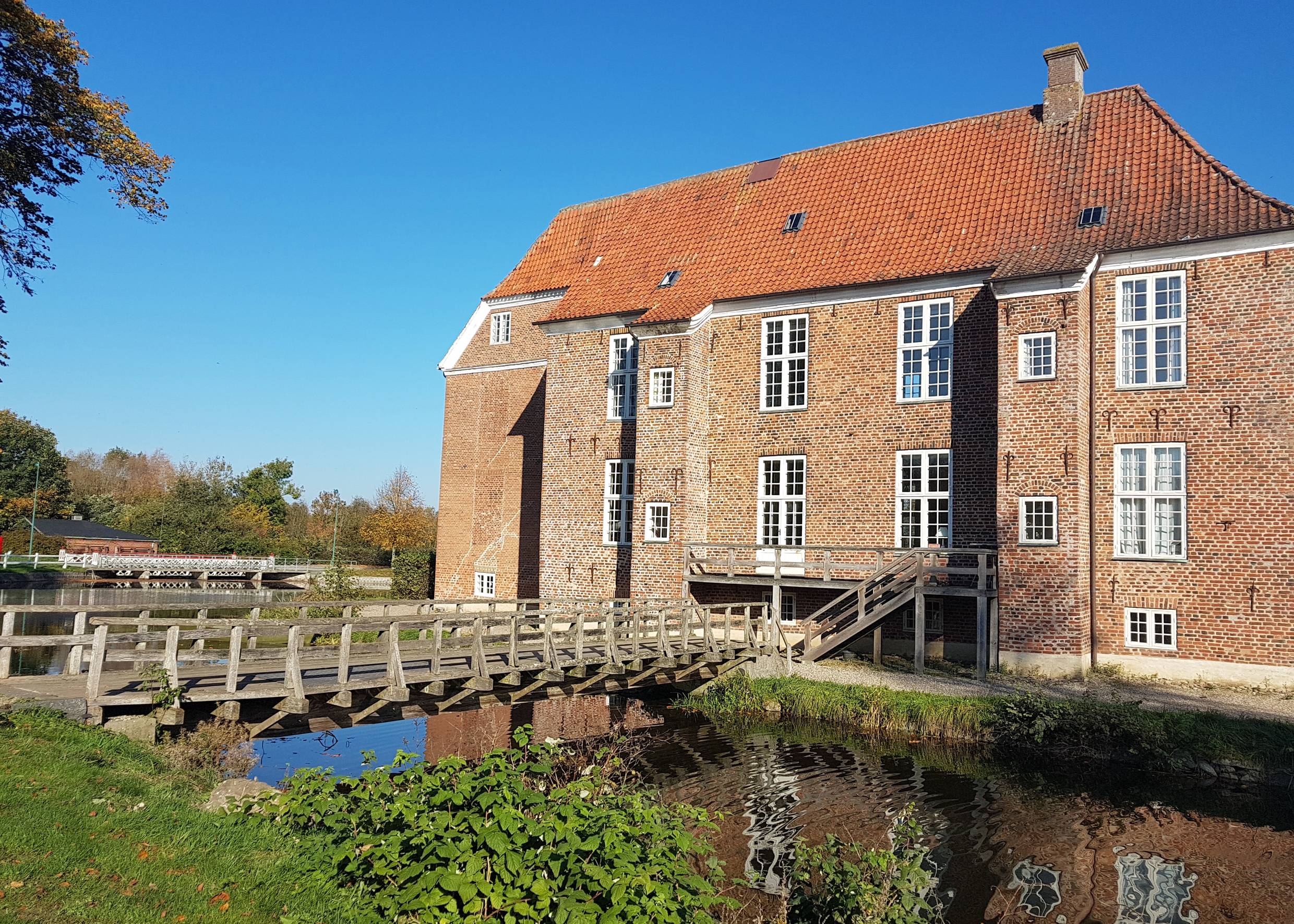 Schlichtes Backsteinschloss in einem kleinen See
