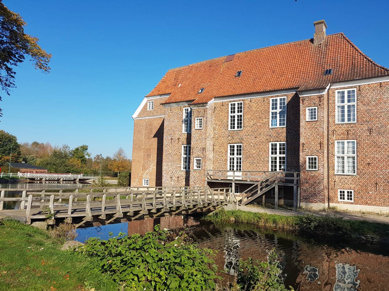 Schlichtes Backsteinschloss in einem kleinen See