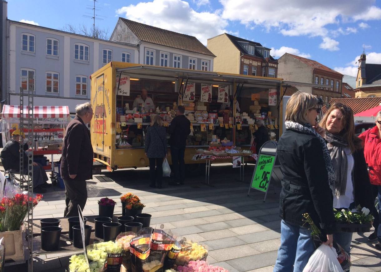 Wochenmarkt mit Kunden