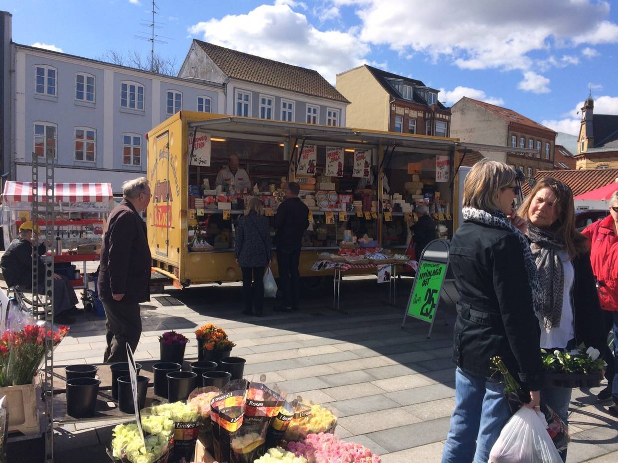 Wochenmarkt mit Kunden
