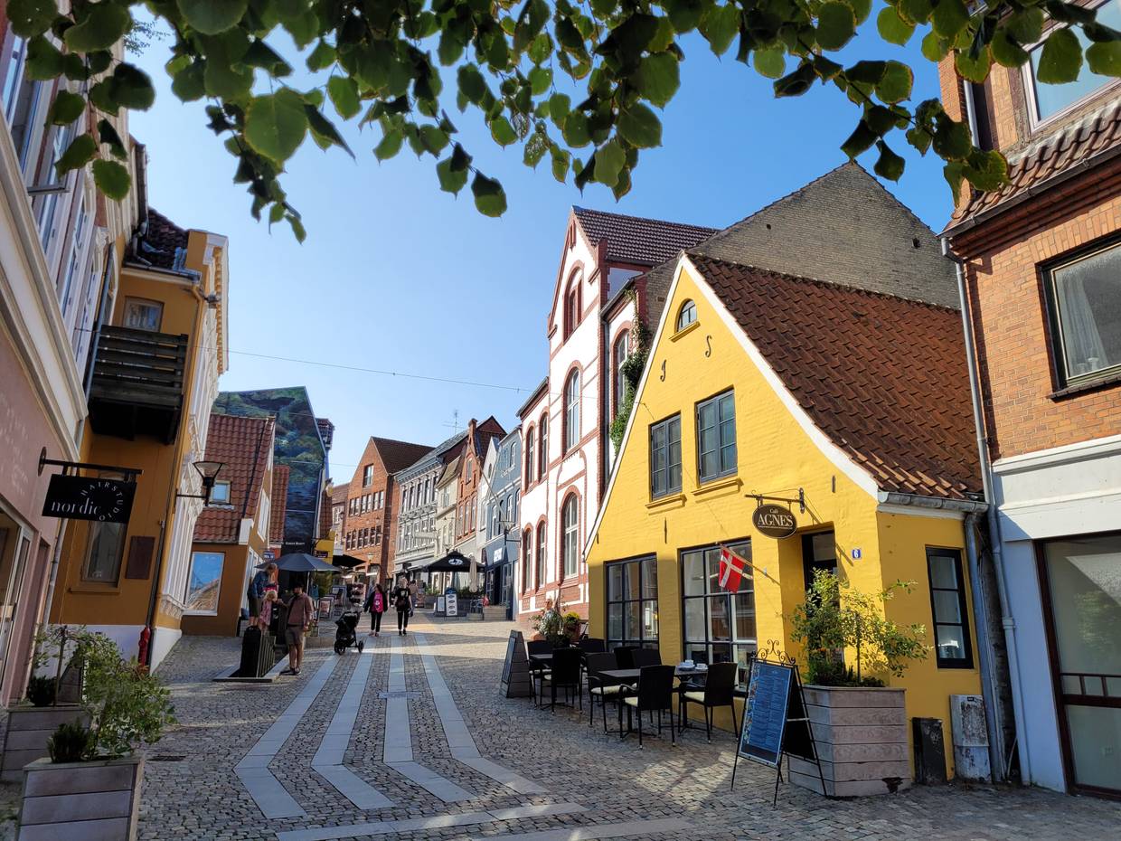 Gelbes altes Hau smit einem Café, dahinter beginnt eine Fußgängerzone