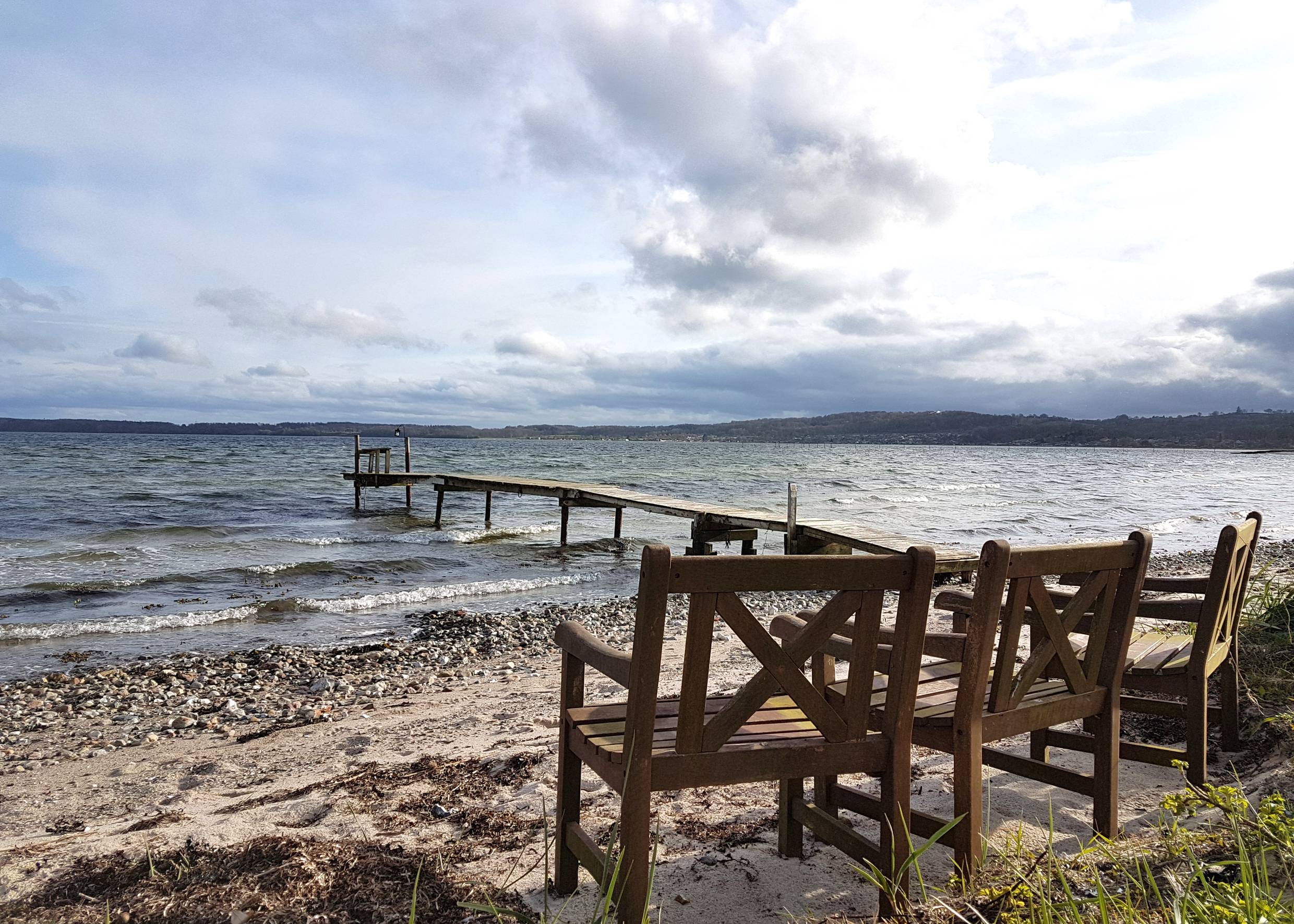 Drei Holzsessel am Meer