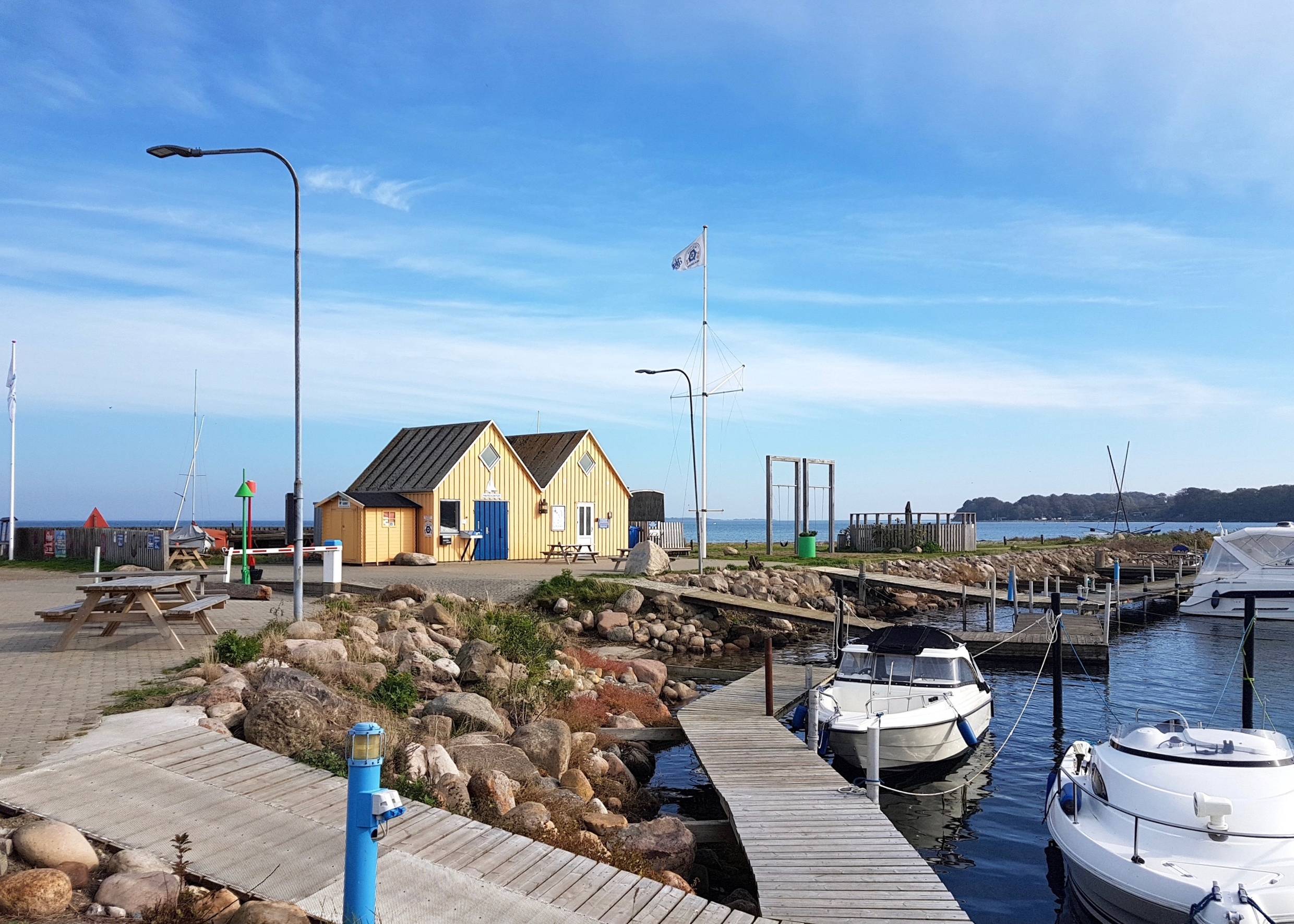 Bootsstege und Spielgeräte am Hafen