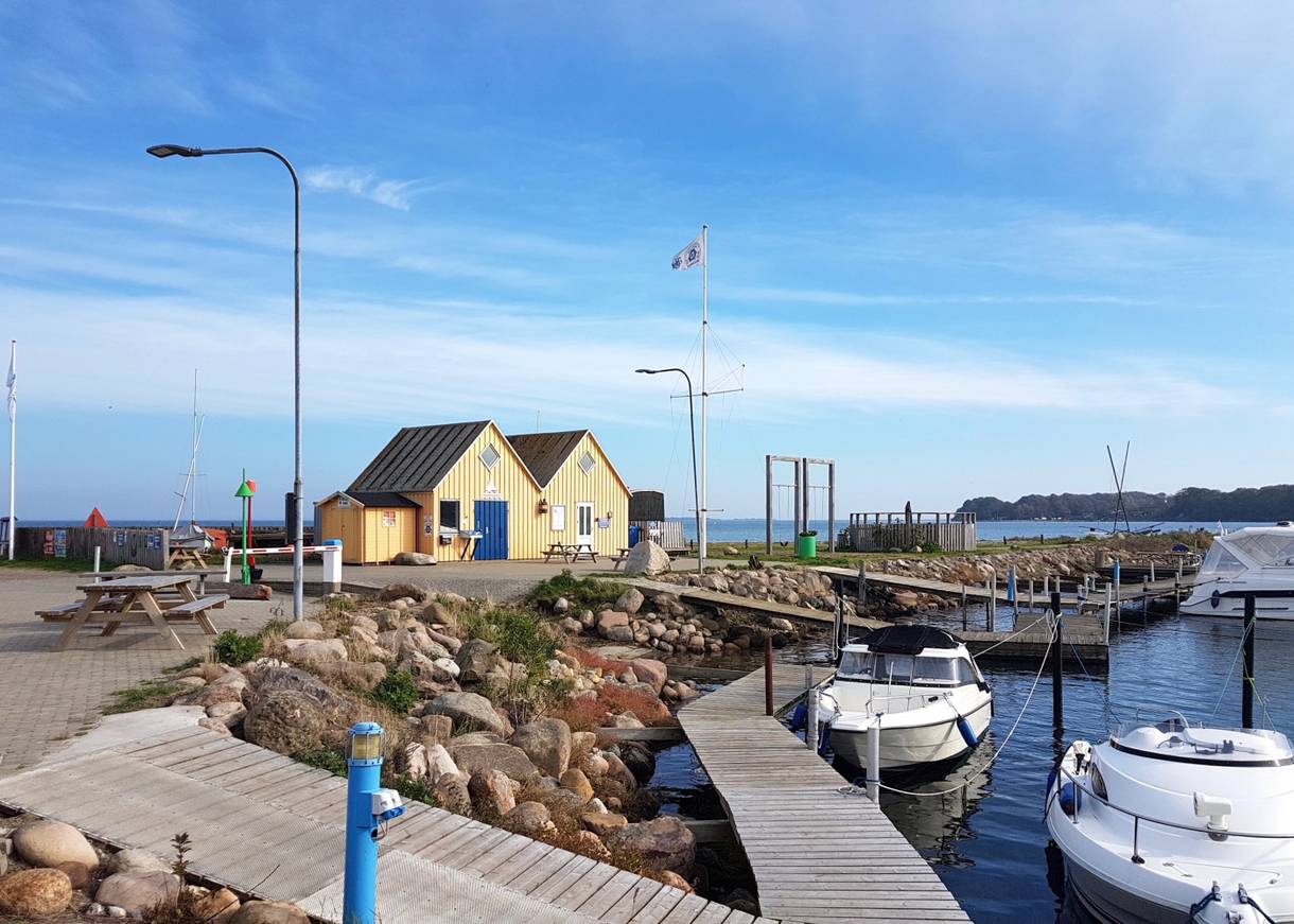 Bootsstege und Spielgeräte am Hafen
