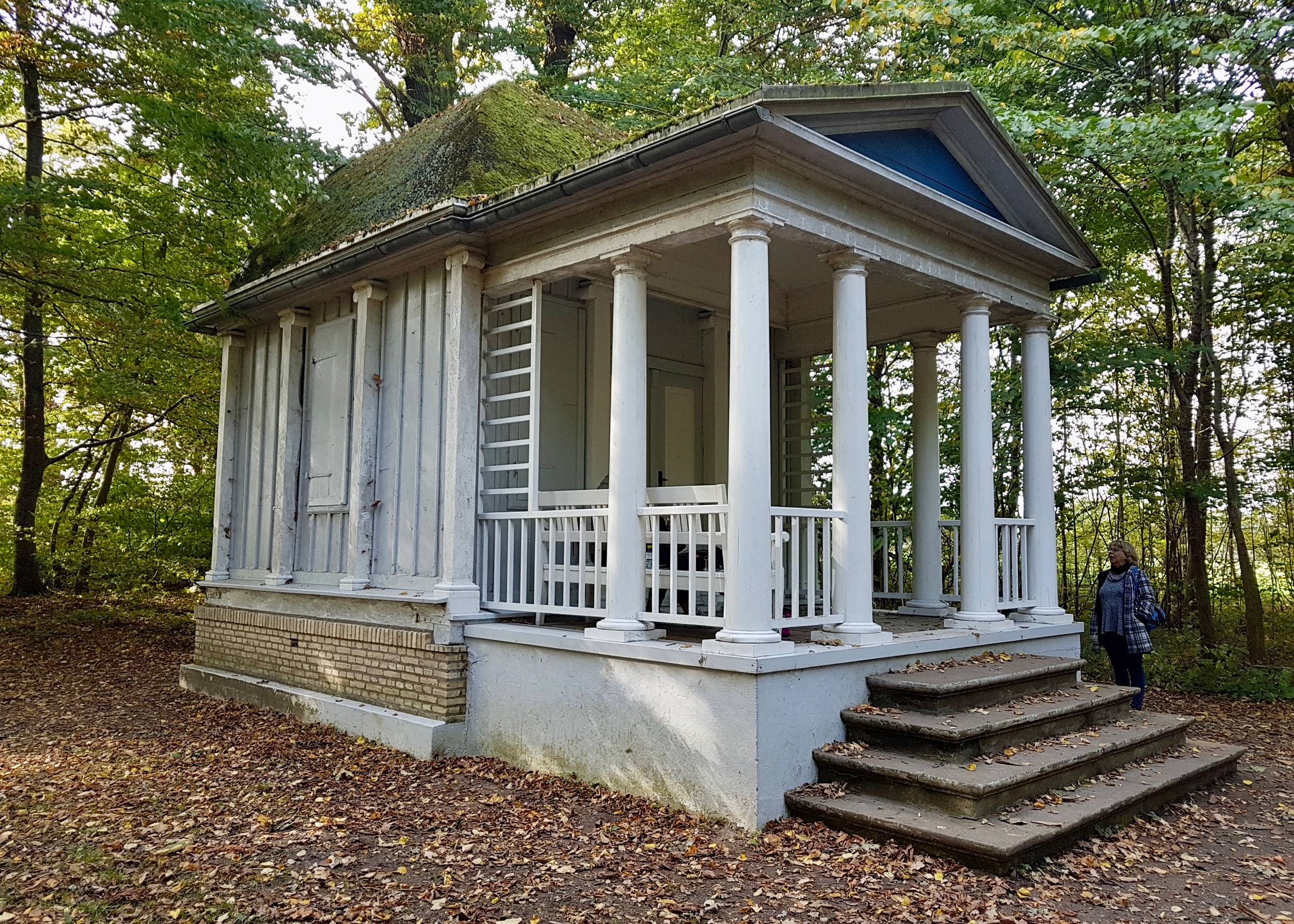 Weißer Pavillon mit einer Veranda im Wald
