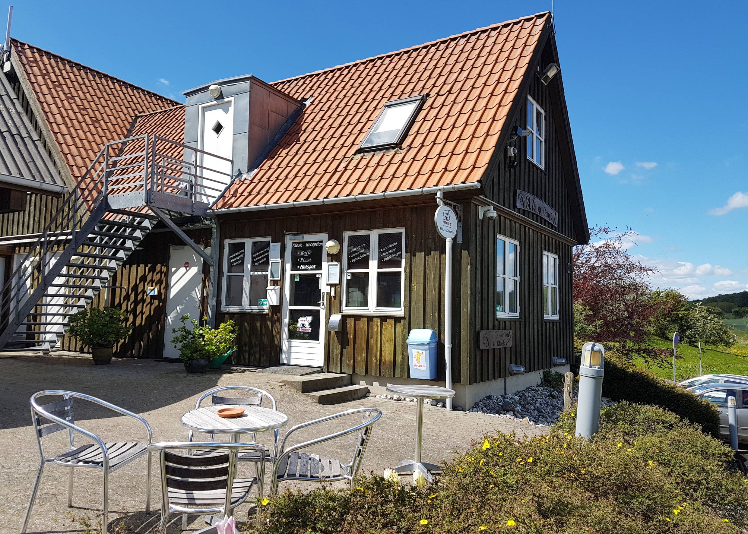 Holzhaus mit der Rezeption eines Campingplatzes