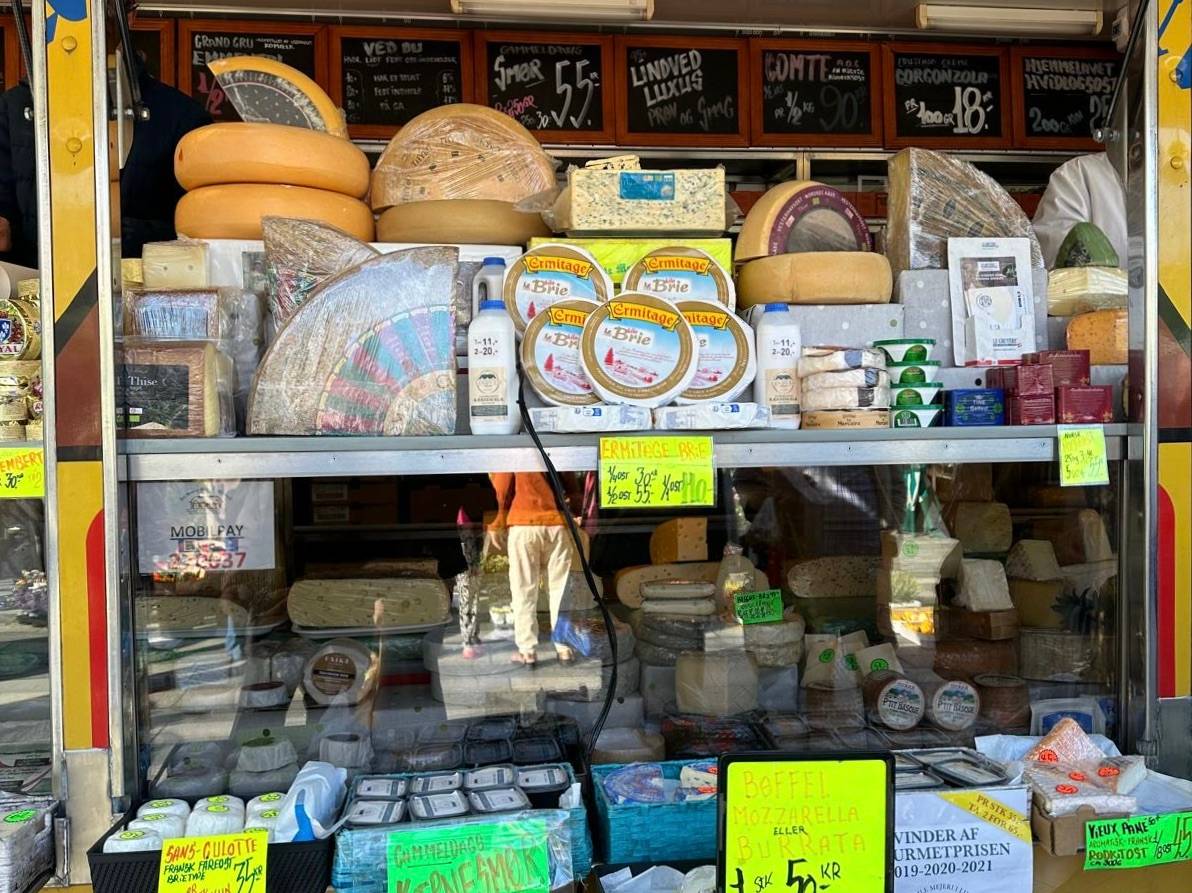 Blick in einem Käsestand auf einem Markt