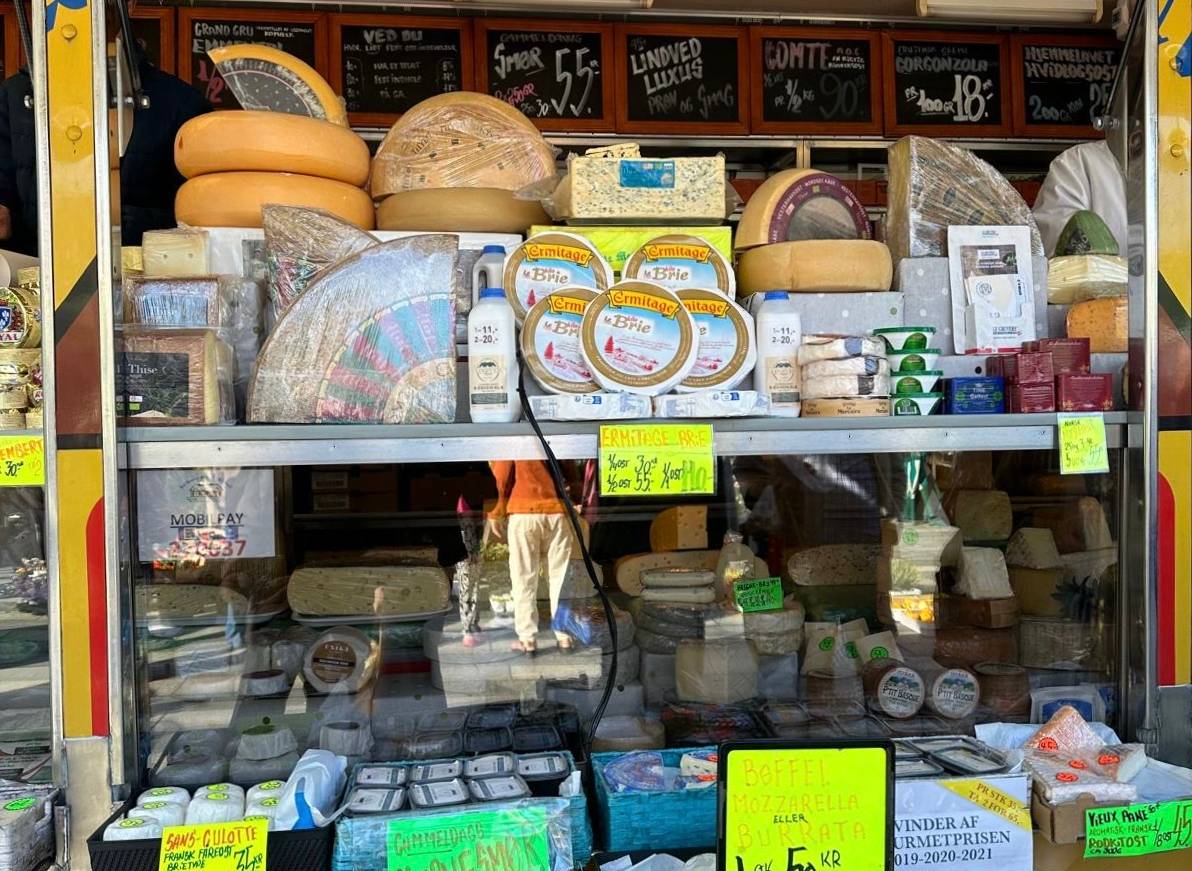Blick in einem Käsestand auf einem Markt