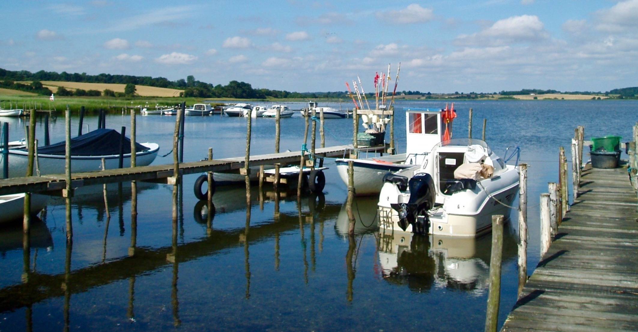Das Hejlsminde Nor mit Fischerbooten am Steg