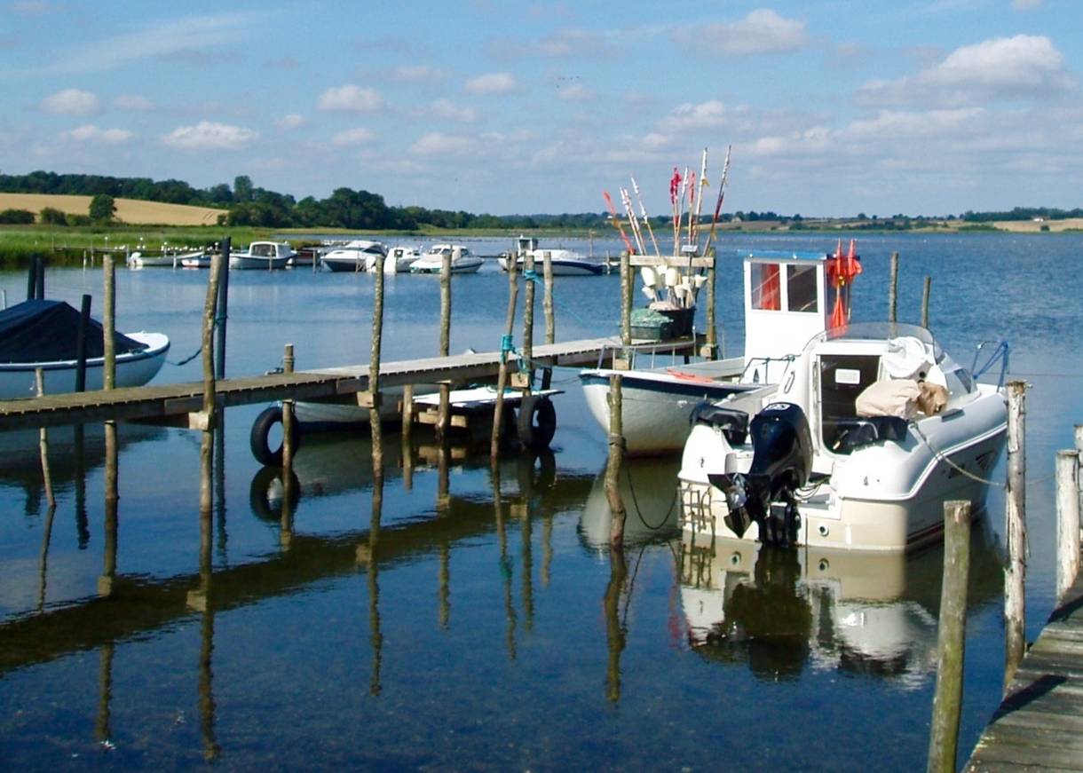 Das Hejlsminde Nor mit Fischerbooten am Steg
