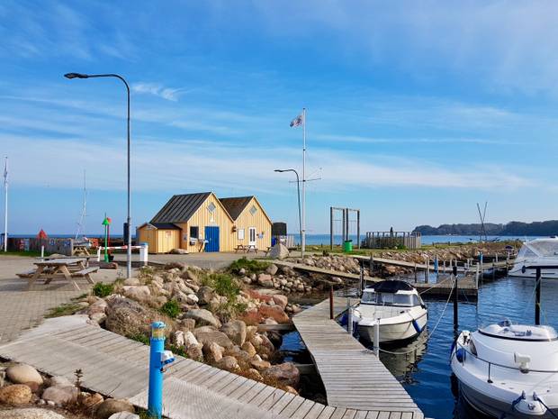 Kleiner Hafen mit einem gelben Holzhaus