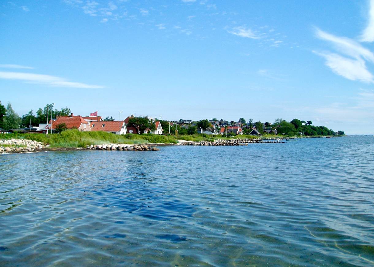 Ferienhäuser direkt an der Küste, ohne Strand, mit Buhnen befestigt