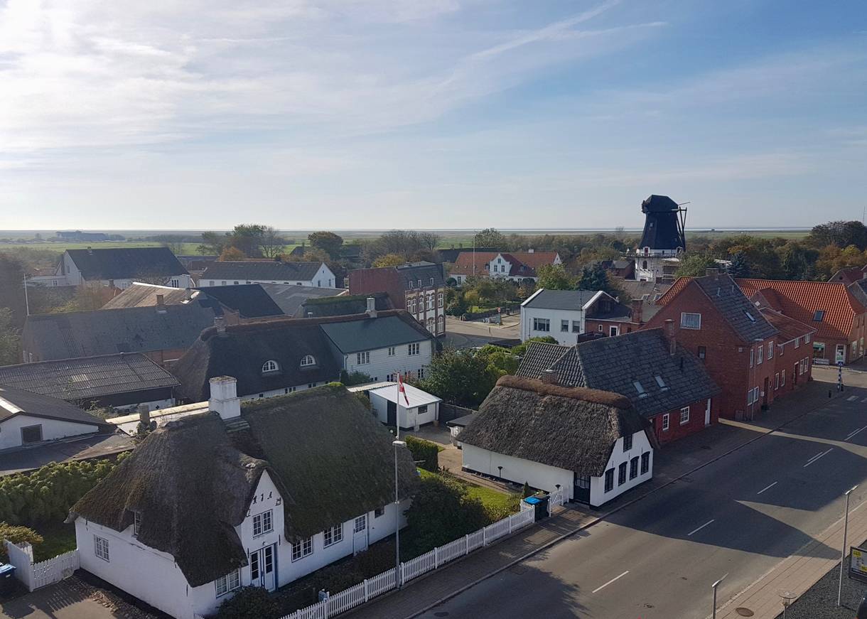 Aussicht von eimem Turm über die alten Häuser in Højer bis zum Meer