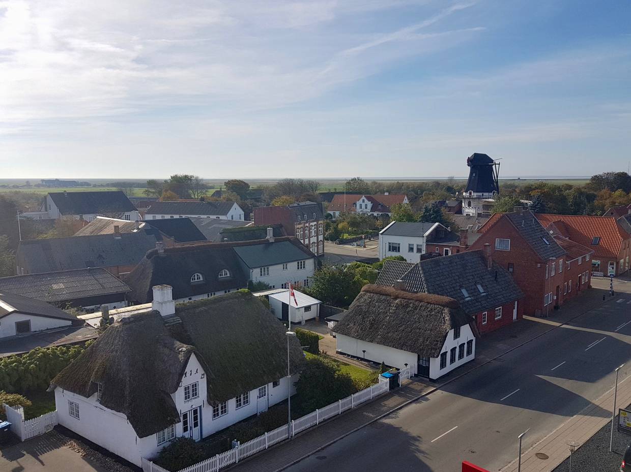 Aussicht von eimem Turm über die alten Häuser in Højer bis zum Meer