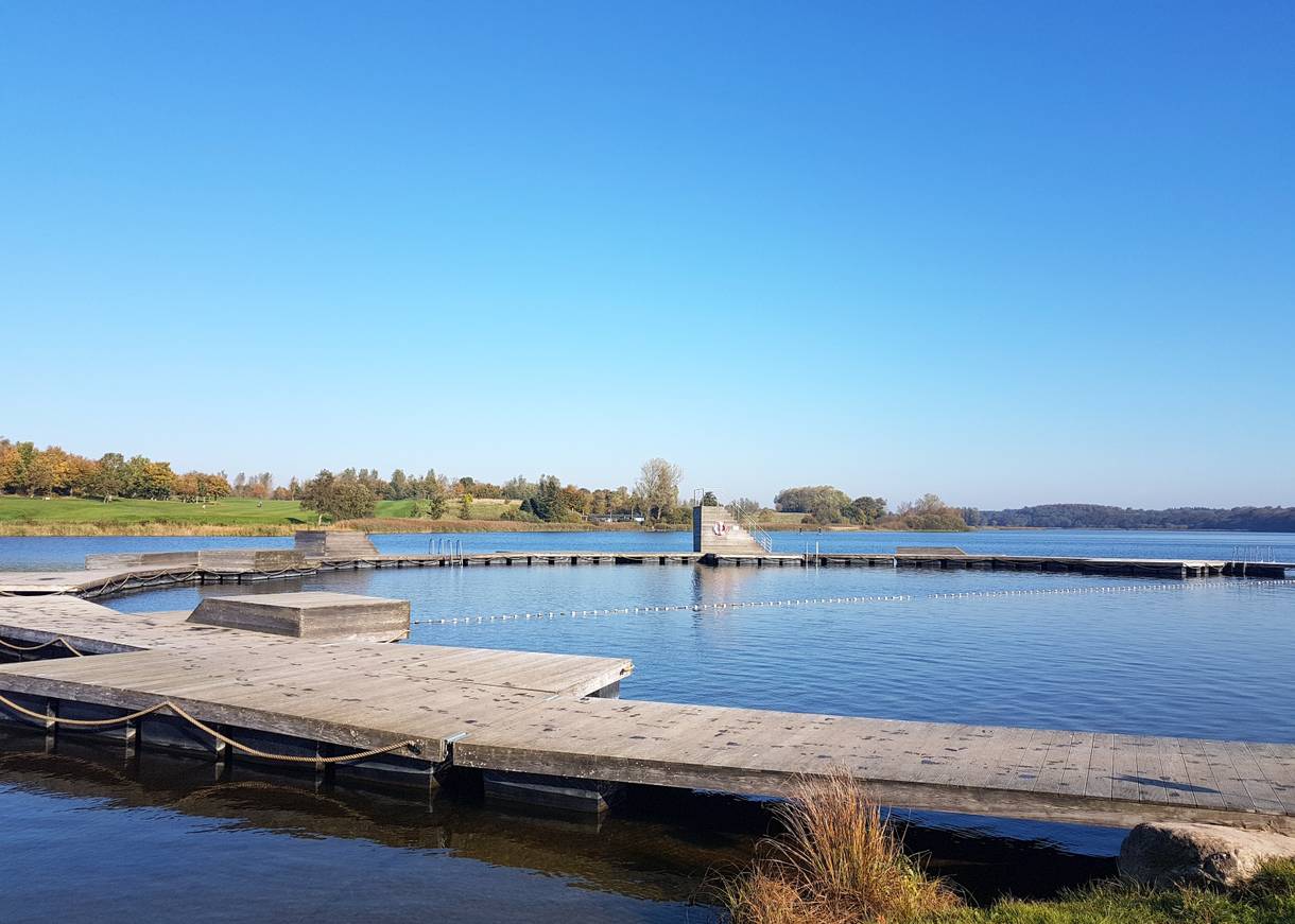 Kreisrunder Badesteg an einem See