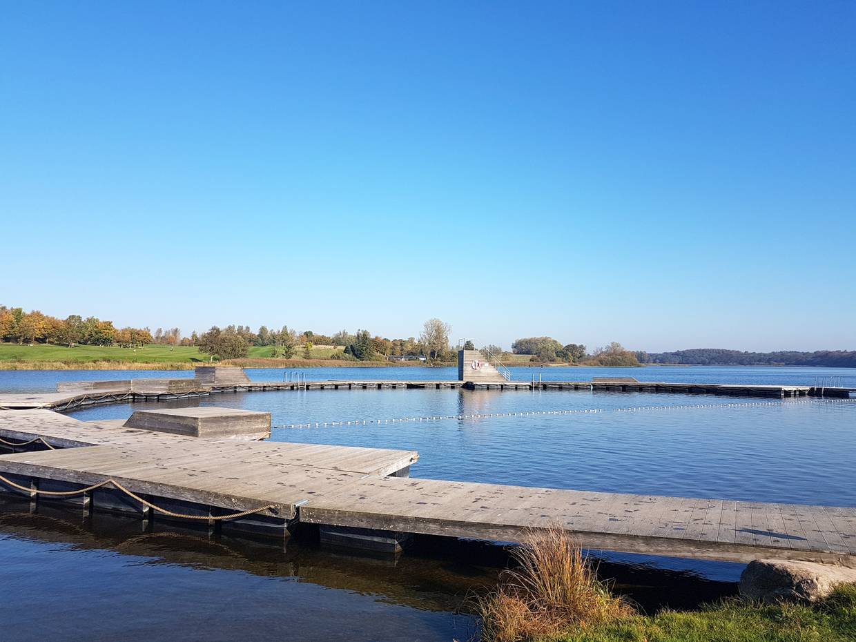 Kreisrunder Badesteg an einem See