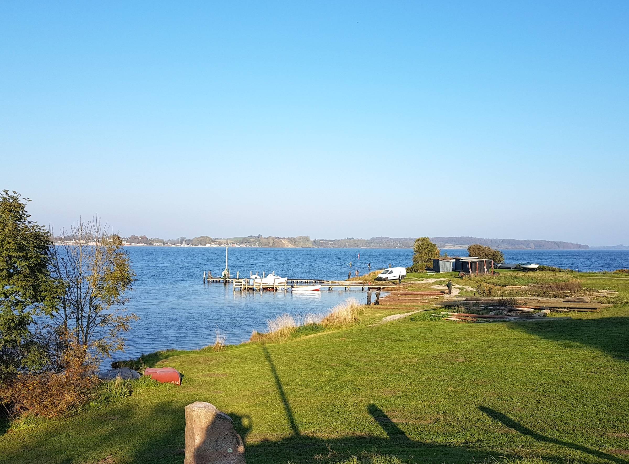 Angler an einer Ostseebucht