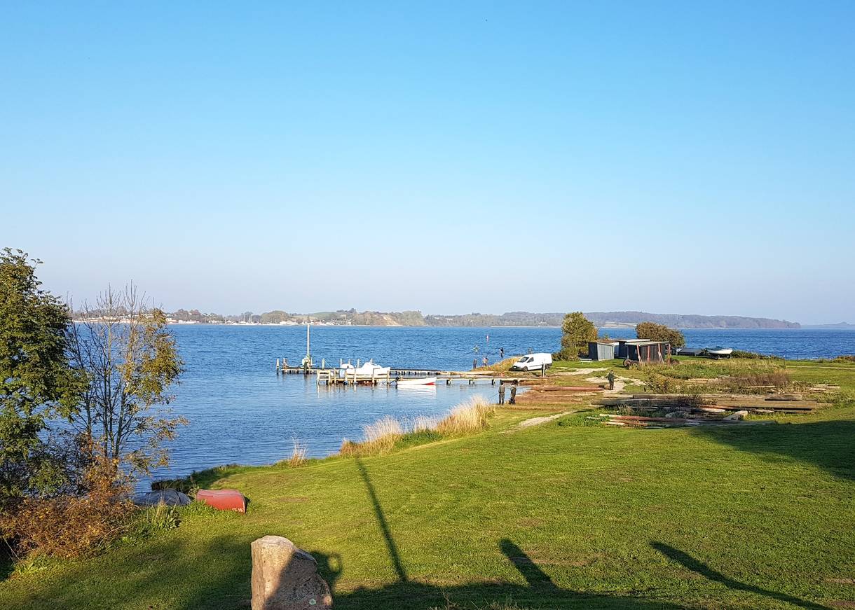 Angler an einer Ostseebucht