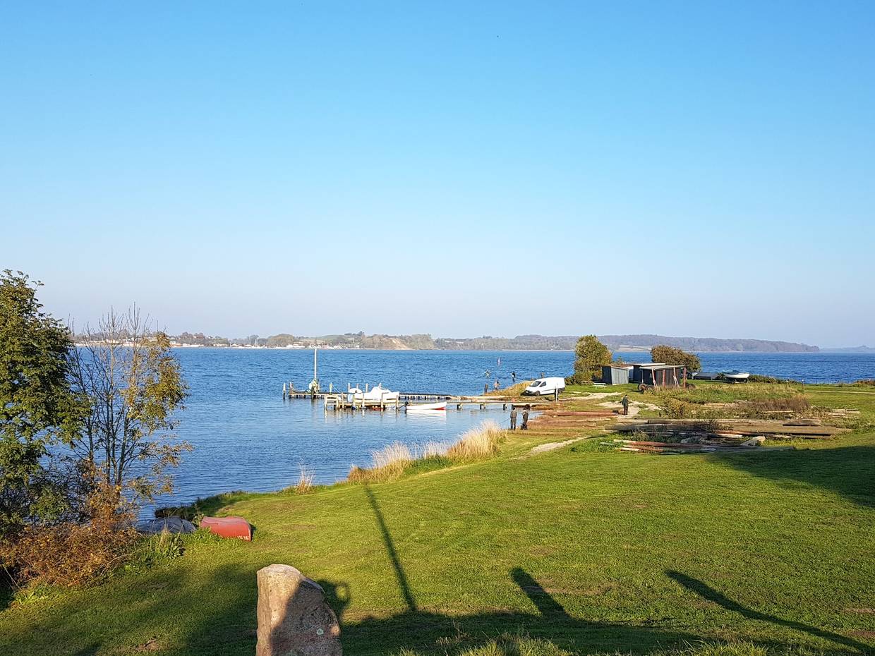 Angler an einer Ostseebucht