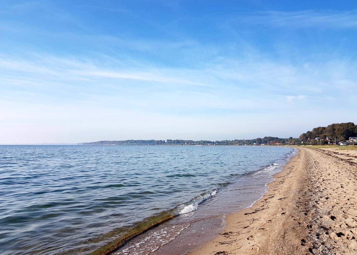 Aussicht vom Strand über die Bucht