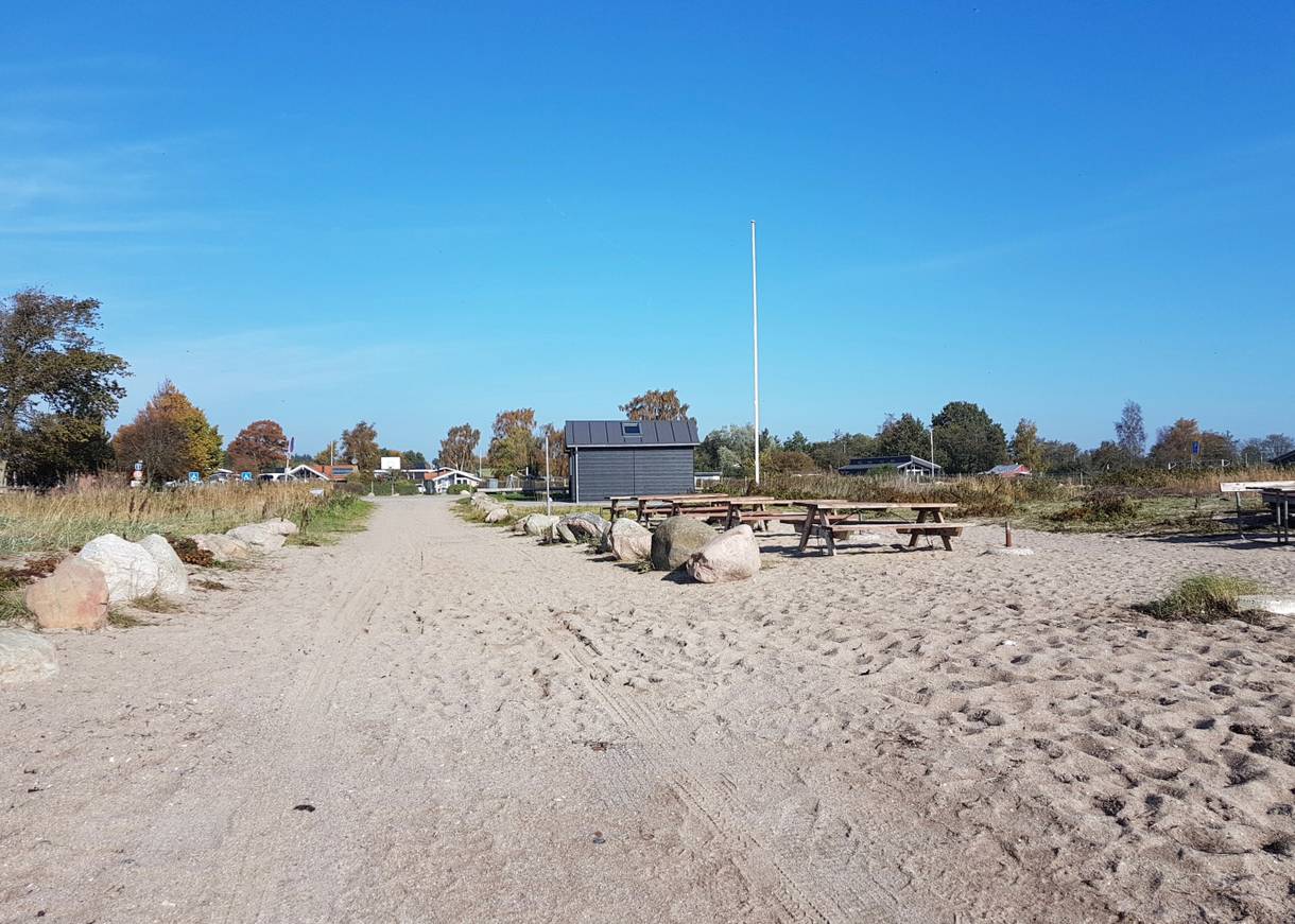 Picknickbänke in der Mitte des Hejsager Strands