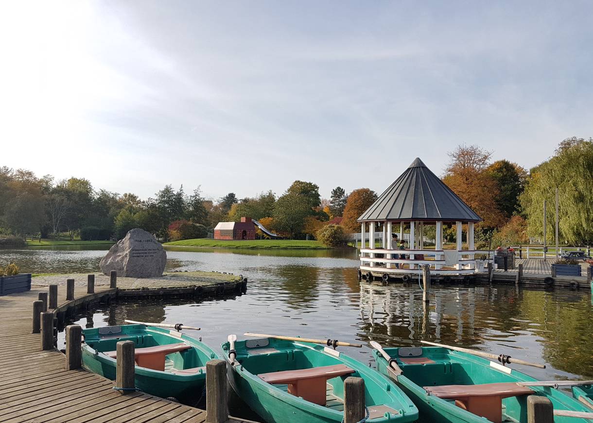 Kleiner See mit einem Pavillon und Ruderbooten am Ufer